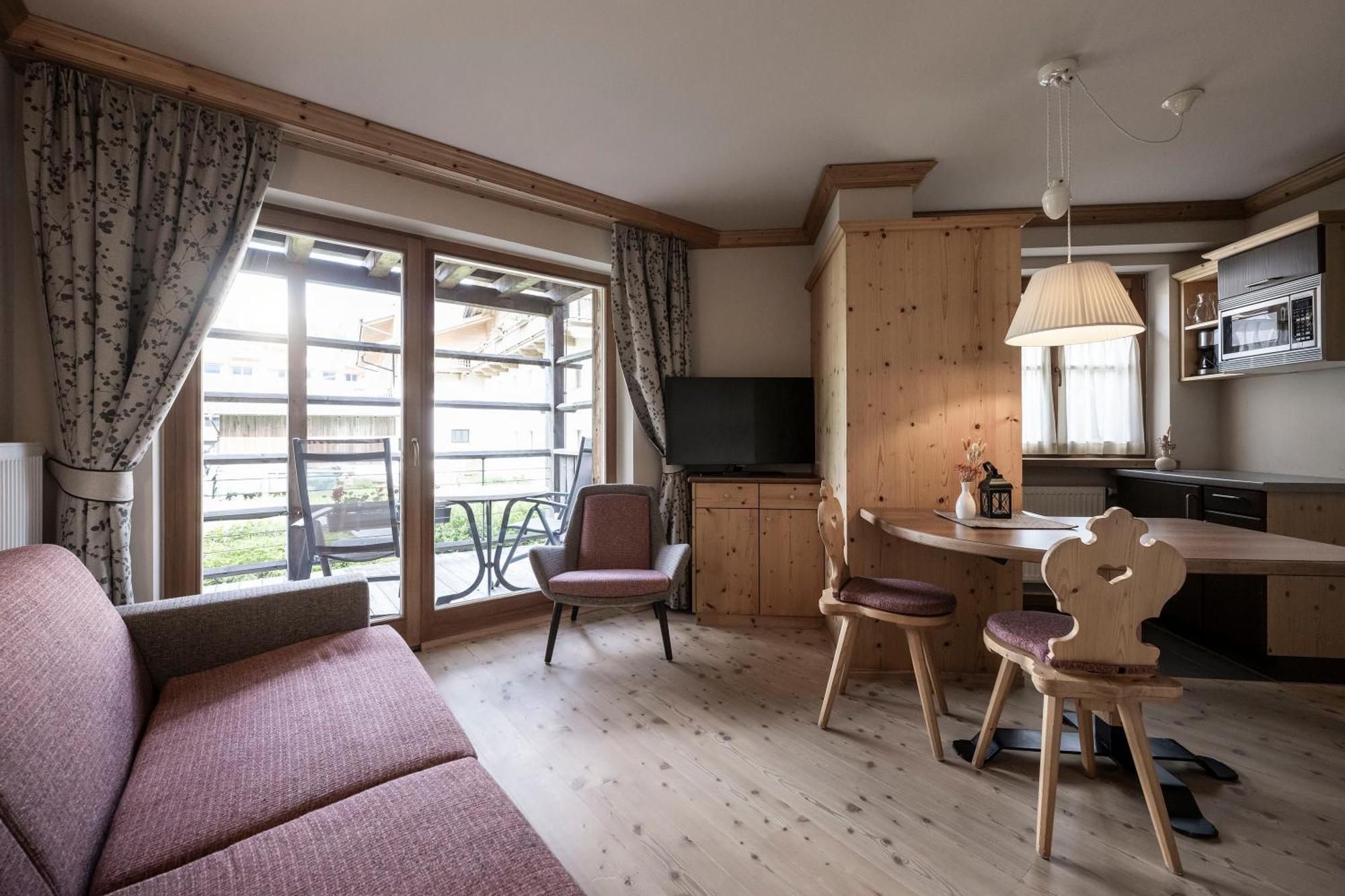 Post Alpina - Family Mountain Chalets Innichen Zimmer foto