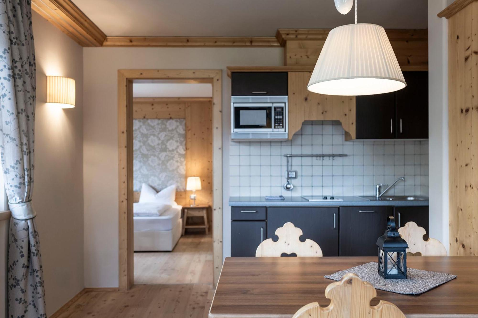 Post Alpina - Family Mountain Chalets Innichen Zimmer foto